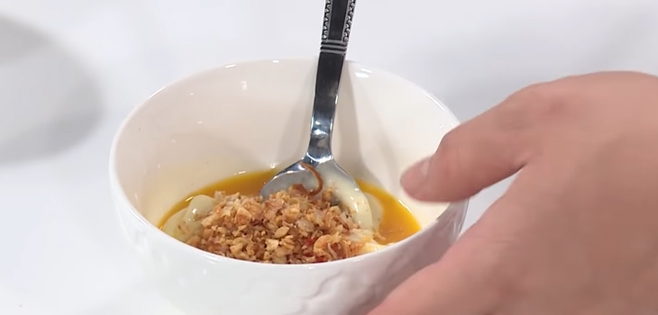 Pha các gia vị để làm nước sốt
